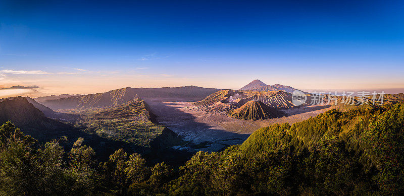 Bromo火山(Gunung Bromo)在蓝天背景Bromo腾格里塞马鲁国家公园，东爪哇，印度尼西亚。